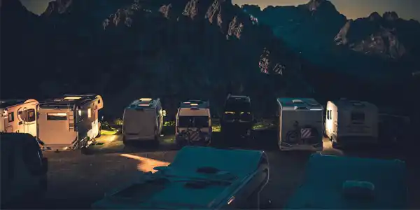 Viajar en autocaravana: ¿qué diferencias hay entre acampar, pernoctar y aparcar?