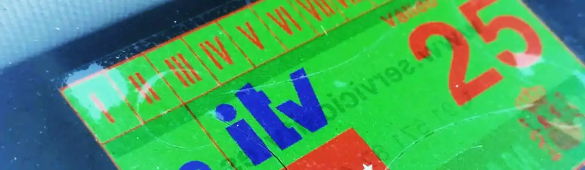 La pegatina de la ITV si es obligatoria y no llevarla supone una multa