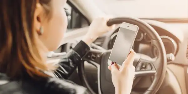 El 36% de los conductores denunciados por la DGT en su última campaña hacía uso del móvil