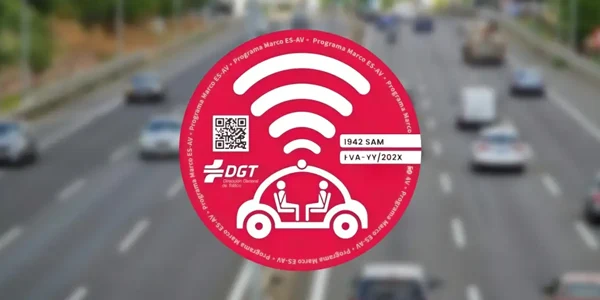 La nueva etiqueta roja de la DGT: el distintivo que marcará el futuro de tu coche en las ciudades