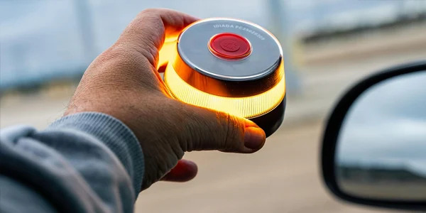 ¿Es ilegal la baliza V16? El Parlamento Europeo investiga la luz de la DGT