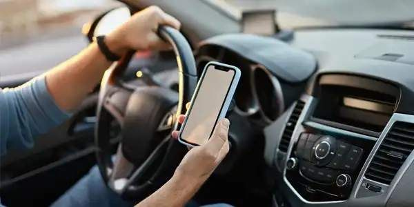 Seguimos usando el móvil al volante: casi 4.000 multas por este motivo