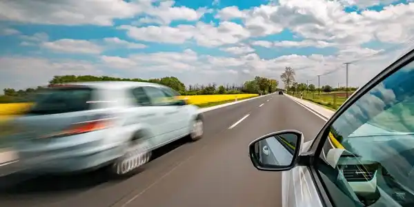 Quitar el margen de 20 km/h al adelantar fue un error de la DGT: Dvuelta avisó y se ha demostrado