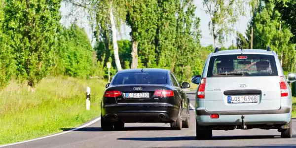 Se pospone, por el momento, la eliminación de los 20 km/h extra para adelantar en carretera