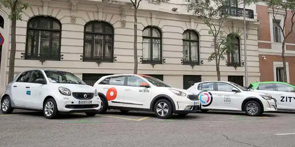 Más de la mitad de los vehículos de movilidad compartida de Madrid están mal estacionados