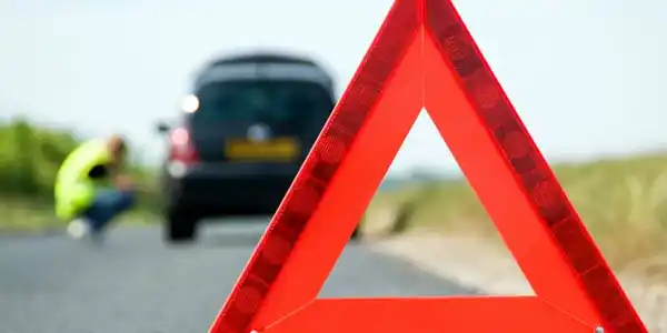 Deja de ser obligatorio el uso de los triángulos de emergencia en autopistas y autovías