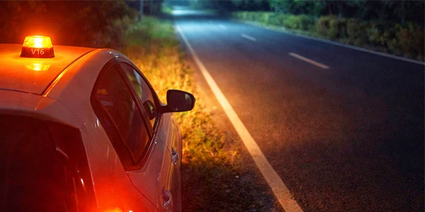 La baliza V16 funciona solo durante 30 minutos antes de apagarse, pero la media de tiempo de la asistencia en carretera es de entre 45 y 60 minutos.