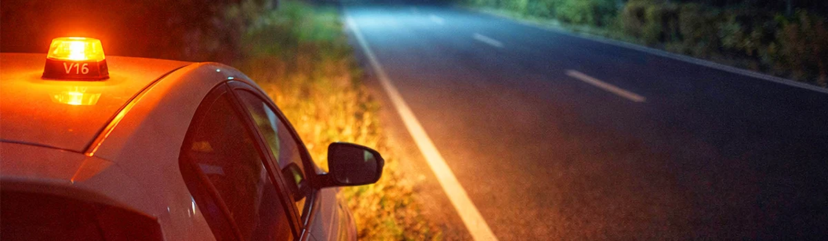 La baliza V16 funciona solo durante 30 minutos antes de apagarse, pero la media de tiempo de la asistencia en carretera es de entre 45 y 60 minutos.