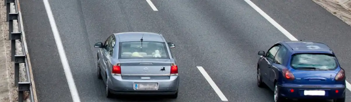 Si un coche A que circula por la derecha adelanta un coche B que va por la izquierda a menos velocidad de la permitida, ¿a cuál multarán?