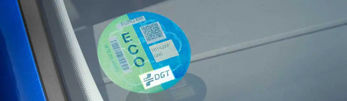 Desde mañana es obligatorio llevar a la vista la pegatina ambiental de la DGT de Madrid