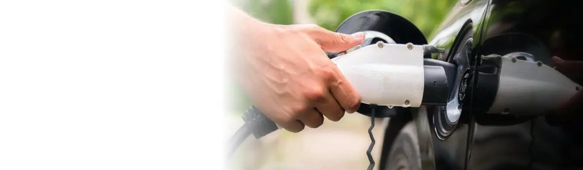 La solución casera para cargar el coche eléctrico por la  que te puede caer una multa de las gordas