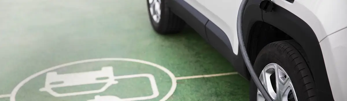 Expertos responden: ¿me pueden prohibir aparcar mi coche en un parking público por ser eléctrico?