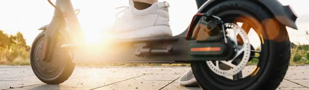 La DGT pone freno al patinete eléctrico y limita su circulación en las aceras