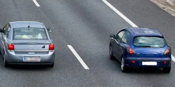 Si un coche A que circula por la derecha adelanta un coche B que va por la izquierda a menos velocidad de la permitida, ¿a cuál multarán?