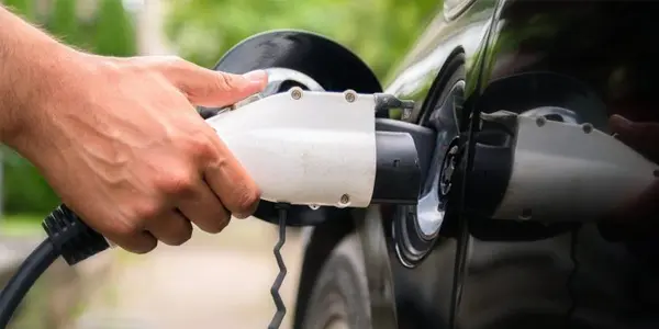 La solución casera para cargar el coche eléctrico por la  que te puede caer una multa de las gordas
