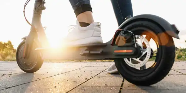 La DGT pone freno al patinete eléctrico y limita su circulación en las aceras