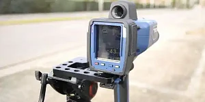 Miles de multas por exceso de velocidad son ilegales por no acreditar la presencia del operador del radar de velocidad móvil o estático
