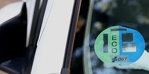 Revisión de las etiquetas medioambientales de la DGT: qué cambia y cómo afecta a conductores y empresas