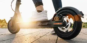 La DGT pone freno al patinete eléctrico y limita su circulación en las aceras