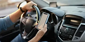 Seguimos usando el móvil al volante: casi 4.000 multas por este motivo