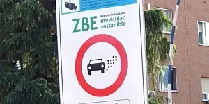 Piden la actuación del Defensor del Pueblo para que Madrid no prohíba ya los coches sin etiqueta