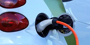 Qué multas te pueden poner por aparcar de manera indebida en plazas para la recarga de vehículos eléctricos, incluso si el tuyo es un enchufable