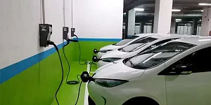 ¿Pueden multar a un vehículo de combustión estacionado en una plaza reservada para eléctricos? ¿Y si es un coche eléctrico pero no está cargando?