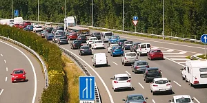 La DGT permite circular por el arcén en la AP-4