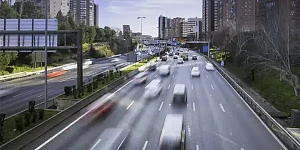 Dvuelta pide al Defensor del Pueblo que inste al Ayuntamiento de Madrid a prorrogar la prohibición de vehículos sin etiqueta.