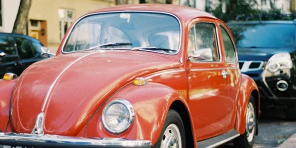 Coche antiguo aparcado durante su baja temporal