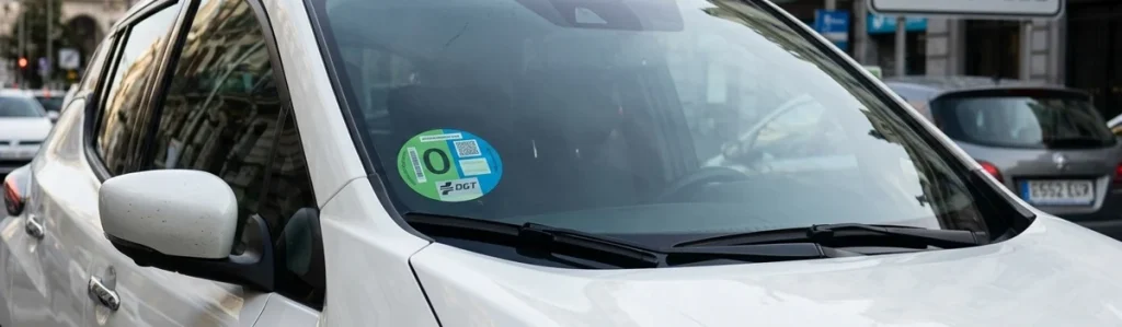 La modificación de la Ordenanza de Movilidad Sostenible de Madrid permitirá circular a los vehículos sin etiqueta empadronados en la capital mientras se cumplan los límites europeos de contaminación. Dvuelta valora positivamente el cambio, aunque reclama ayudas para renovar el parque automovilístico.