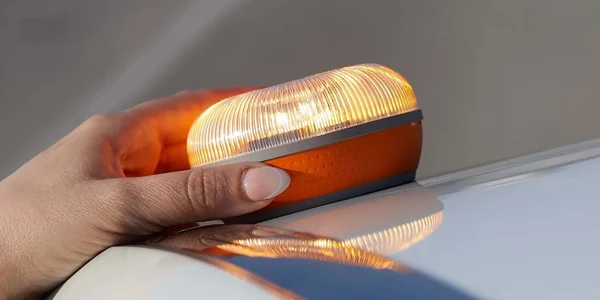 La baliza V-16 funciona encendida solo durante 30 minutos antes de apagarse, mientras que la media de tiempo de llegada de la asistencia en carretera se sitúa entre 45 y 60 minutos. Por lo tanto, en cada avería o accidente puede producirse una situación crítica