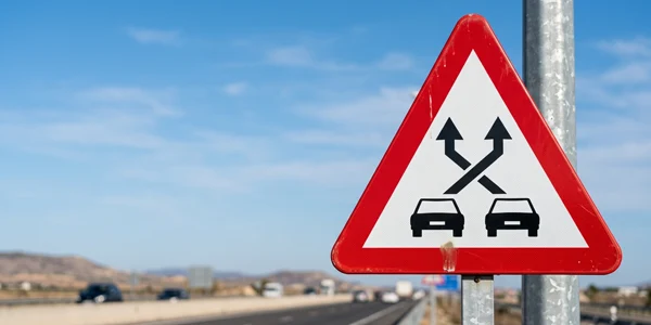 Señal P-35 de la DGT: ¿Qué significa y cómo funciona el carril trenzado?