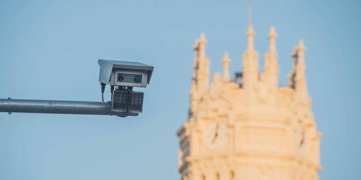 ¿Cuánto ingresan por multas de tráfico las grandes ciudades? Madrid recaudó en 2025 cuatro veces más que Barcelona