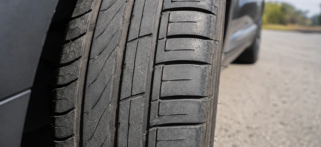 ¿Te `pueden multas por tenel os neumáticos de tu coche en mal estado?