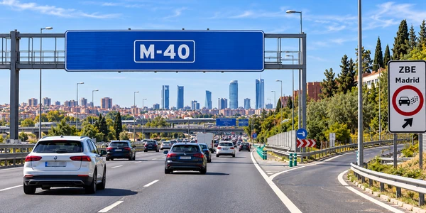 ¿Es posible circular por la M-40 sin pegatina? Resolvemos la gran duda de muchos conductores
