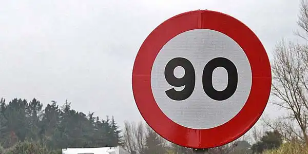 Limite de velocidad en carretera