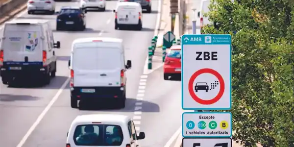 Señal de Zona de Bajas Emisiones a la entrada de Barcelona