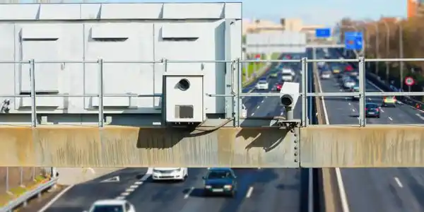 Radar de velocidad tras señal de tráfico