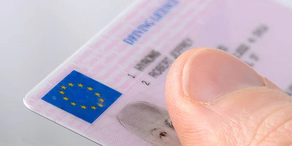 Europa permitirá conducir desde los 17 años… pero con acompañante