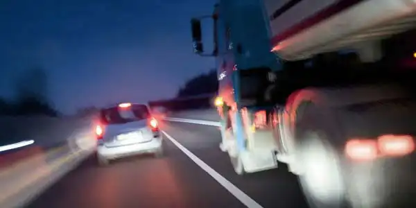 Peligro por no permitir el margen de 20kmh para adelantamientos en carretera