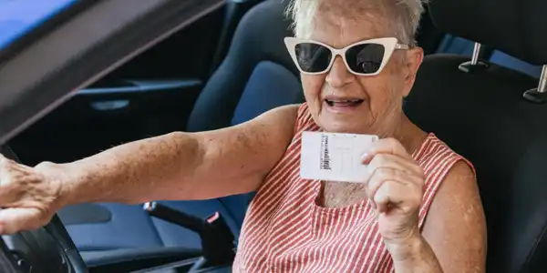 El multazo (y pena de cárcel) que te pueden poner por identificar a tu abuelo o madre como conductor en una infracción de tráfico tuya