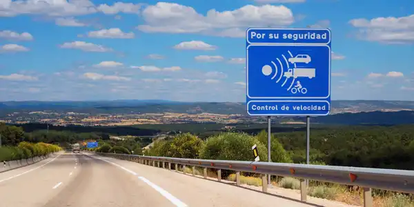 Señal de radar en carretera, las ciudades que más multan por ellos