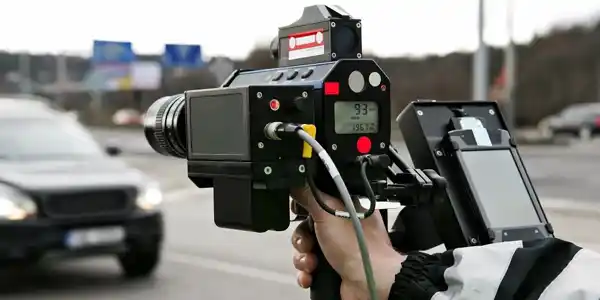 Claves que anulan multas de velocidad en radares móviles o estáticos: la ausencia de dos fotogramas y la falta de un operador