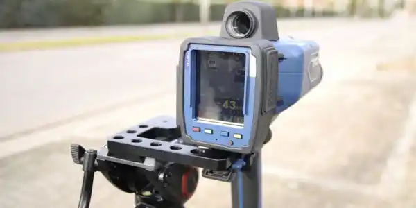 Miles de multas por exceso de velocidad son ilegales por no acreditar la presencia del operador del radar de velocidad móvil o estático