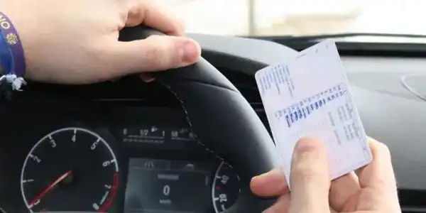 De 100 euros a penas de cárcel: 7 multas que te pueden poner si descuidas tu carnet de conducir
