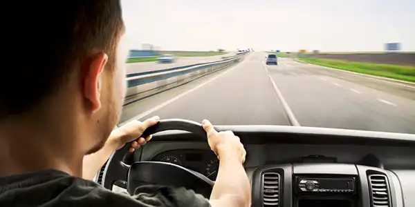 Nueva sentencia contra la DGT: Dvuelta consigue que absuelvan a un conductor que conducía sin carné