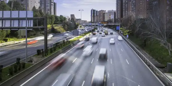 Dvuelta pide al Defensor del Pueblo que inste al Ayuntamiento de Madrid a prorrogar la prohibición de vehículos sin etiqueta.