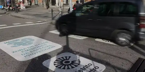 Coche entrando a la Zona de Bajas Emisiones de Madrid