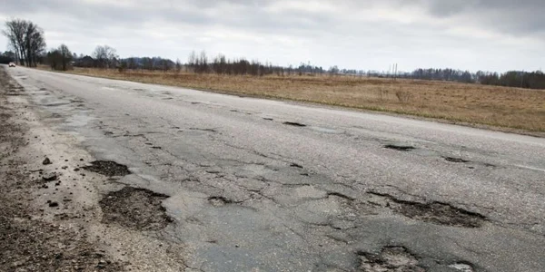 Denuncian el lamentable estado de las carreteras: así puedes reclamar ya los daños de tu coche